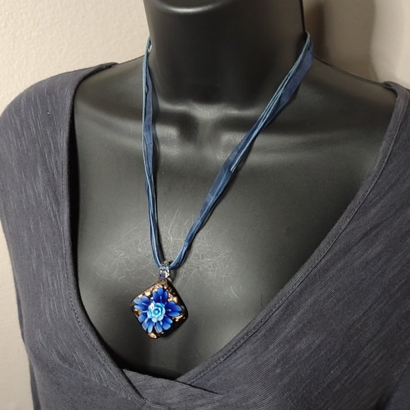 Blue Glass Flower Pendant Necklace 20 Inches Long - Picture 11 of 11